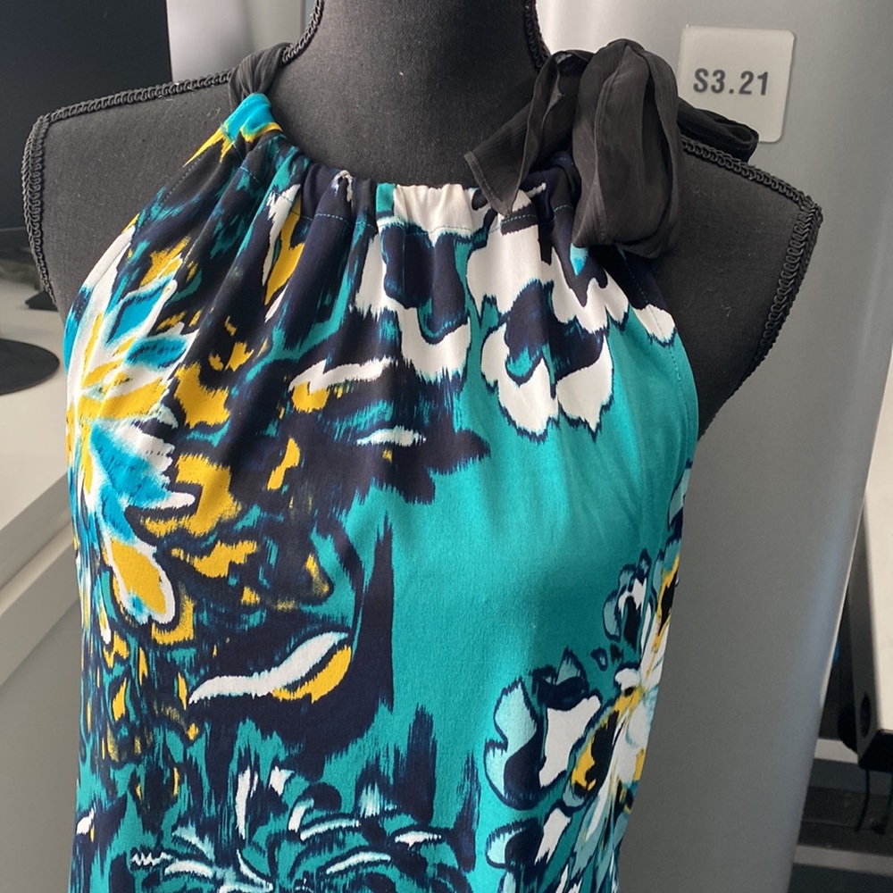 Tahari top, ties around neck, sleeveless, EUC, size M